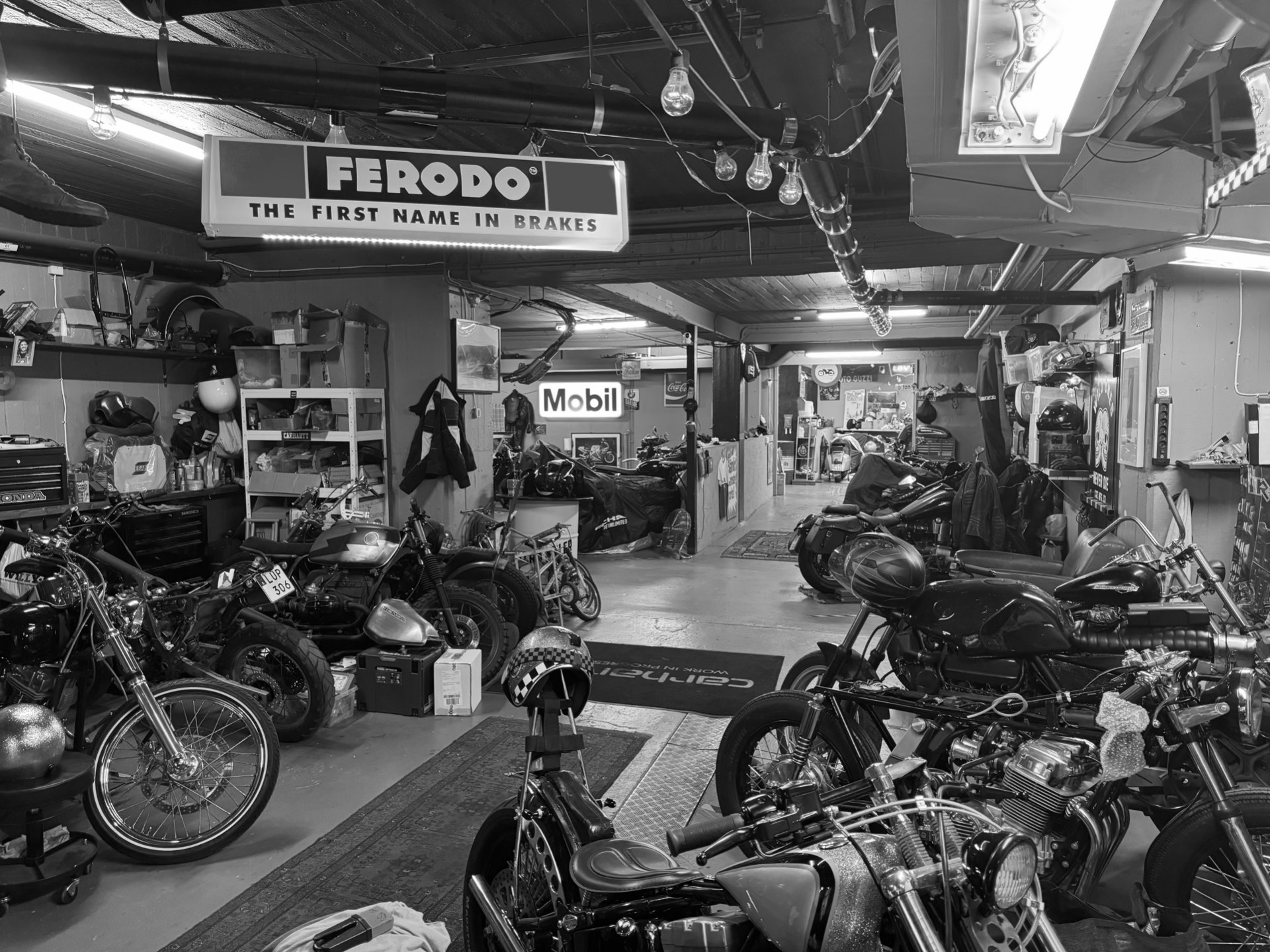 Motorcykel i Kismo Motors garage på Sveavägen